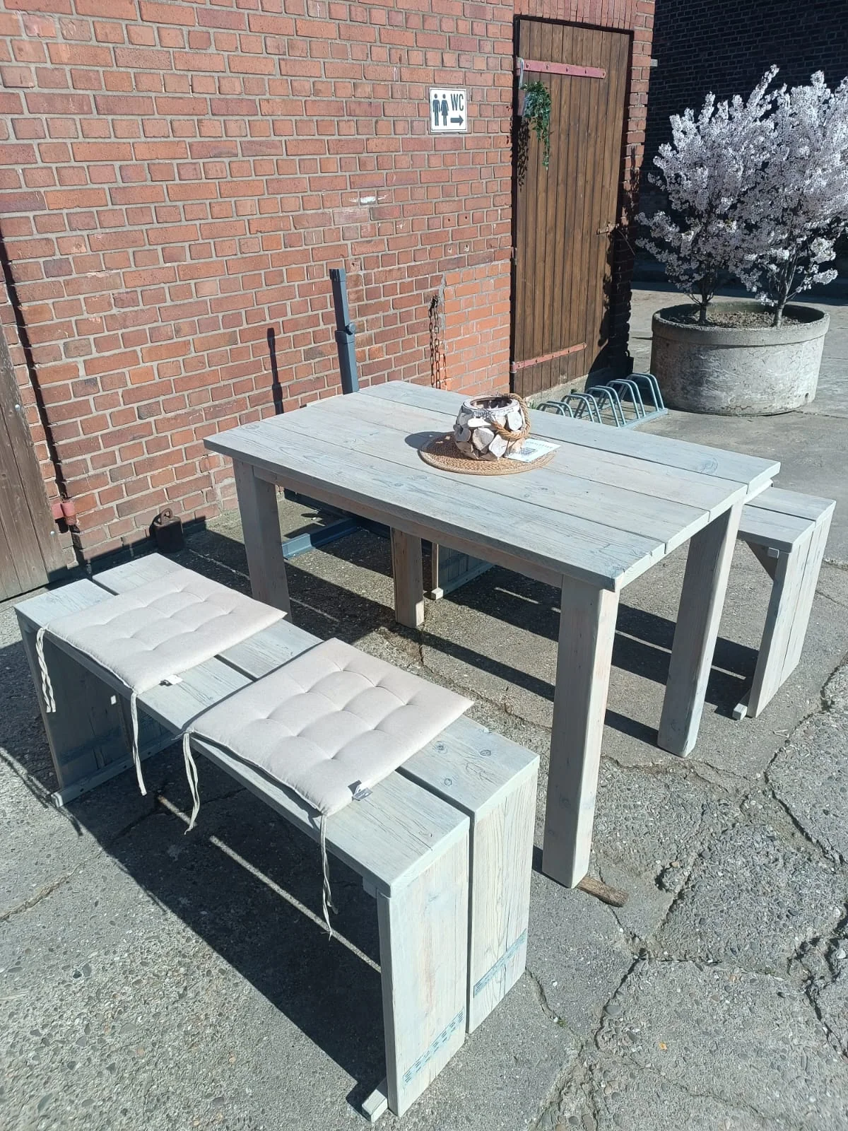 Von Becker selbst gefertigte Tischgruppe aus Holz